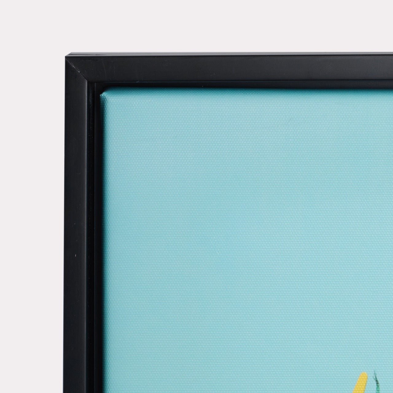 Detailfoto van de zwarte baklijst rondom een gespannen canvas, zoals geleverd bij elk portret van Pawesome Prints.