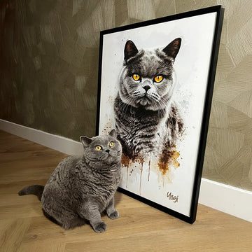 Grijze Britse korthaar zit naast een aquarelportret van zichzelf, gedrukt op canvas met zwarte lijst. Het portret staat schuin tegen een muur op een houten vloer.