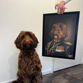 Bruine labradoodle zit trots naast zijn eigen portret in generaal-uniform met medailles en gouden details