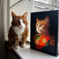 Rood-witte kat zit op vensterbank naast zijn portret in keizerlijk uniform met gouden details en een serieuze blik
